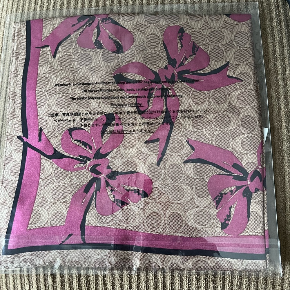 Coach Signature Bow Print Silk Bandana nwt in packaging - Picture 3 of 3